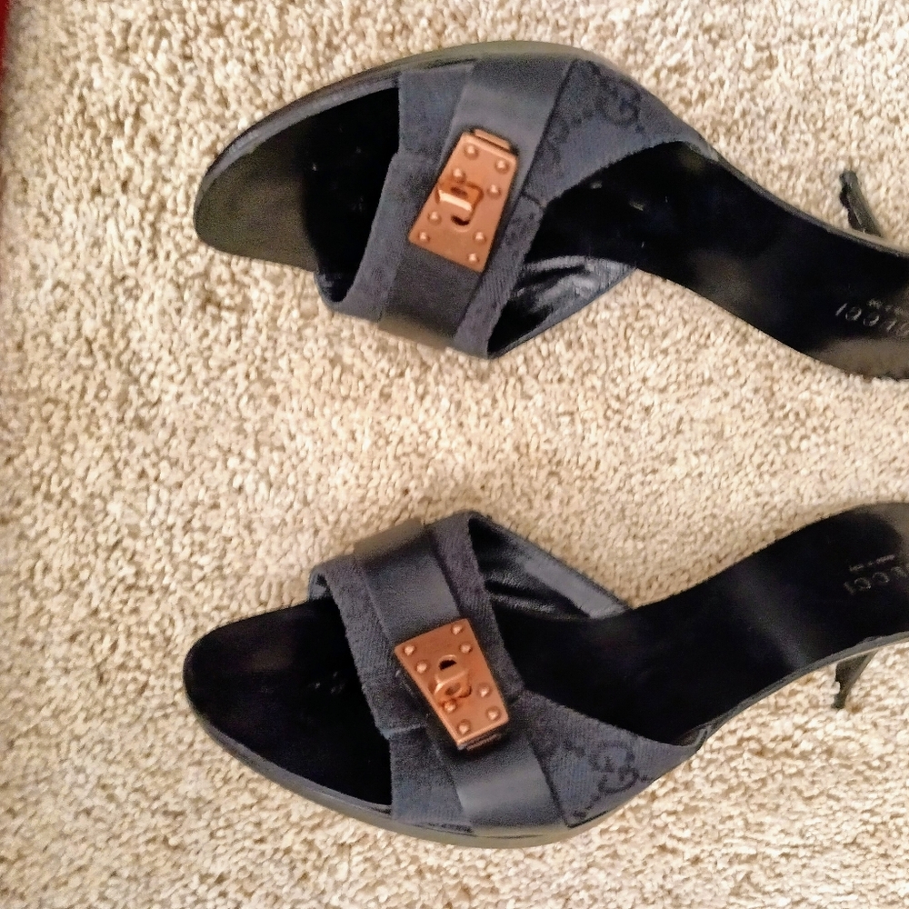 Reduced for quick sale!Gucci rose gold horse bit kitten heels.